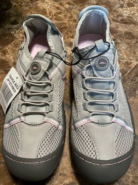 JBU Women’s Tahoe Max Lace-Free Athletic Sneakers in Light Gray with Pink